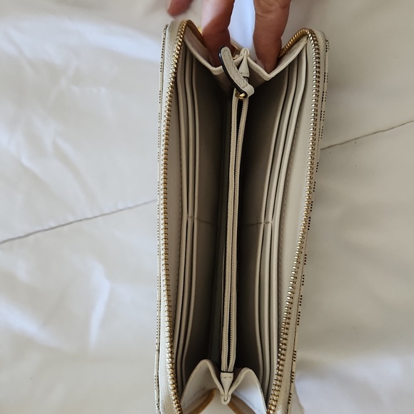 Michael kors White zip closure long wallet - Picture 3 of 8